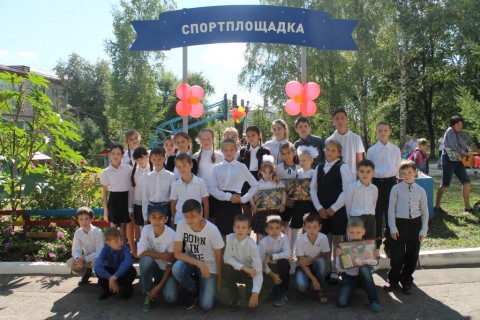 Чебоксарская ГЭС собрала детей в школу и оборудовала для них спортивную площадку