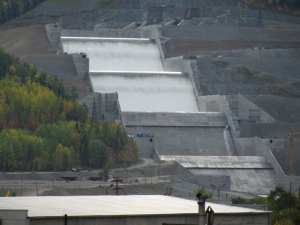 Саяно-Шушенской ГЭС для пропуска паводка впервые задействован береговой водосброс