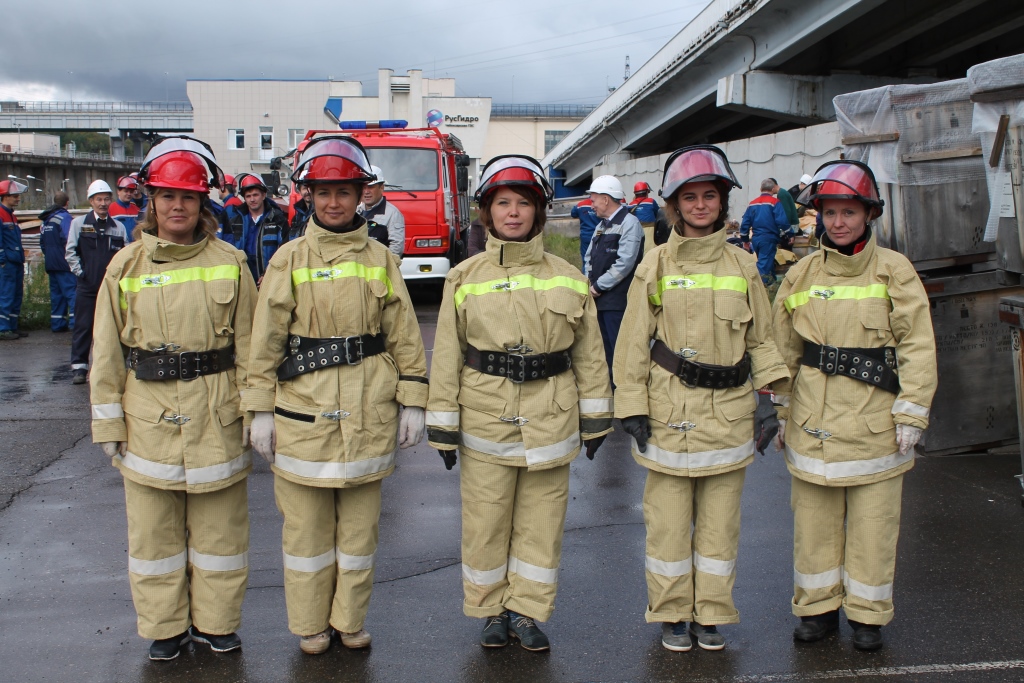 Анна Ресметова в центре в составе добровольного пожарного формирования Чебоксарской ГЭС