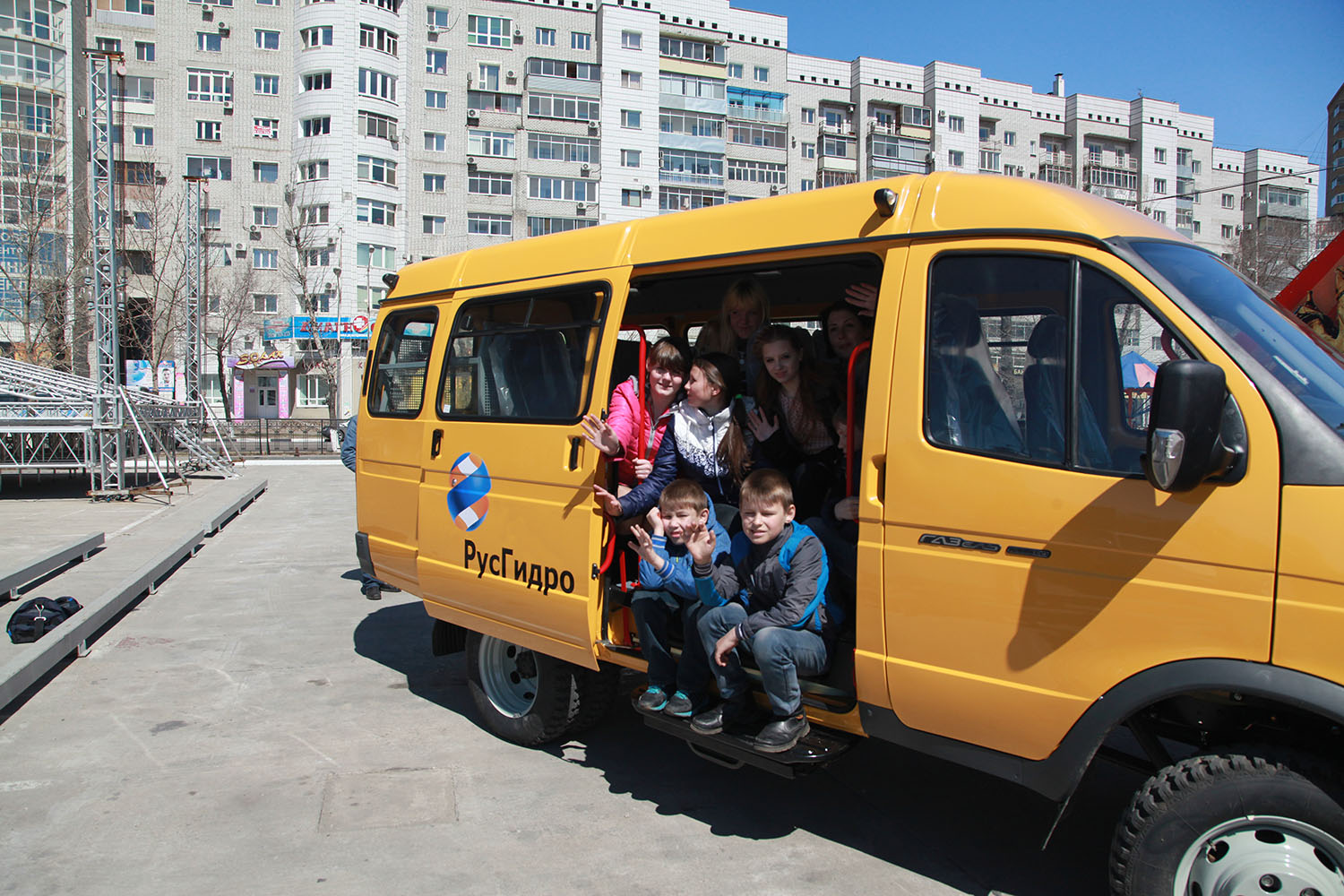 Автобусы дети новый. Газель Некст школьный автобус. Детский микроавтобус. Маршрутка дети. Автобус для детей детдома.