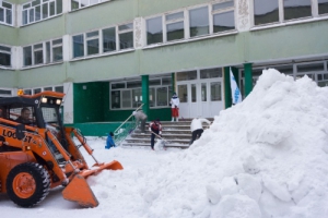 Работники ООО «Газпром трансгаз Ухта» очистили отснега территорию Ухтинского технического лицея