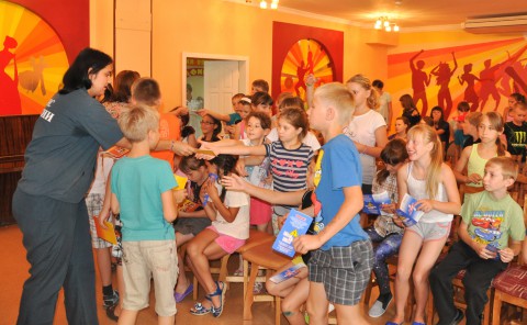 Ульяновские энергетики и сотрудники МЧС провели совместный урок безопасности в детском лагере «Первоцвет»
