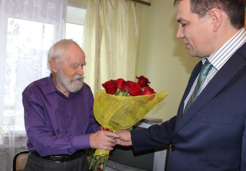 Коллектив Воткинской ГЭС поздравил с 90-летием ветерана-энергетика