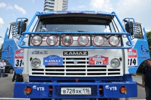 Специальная модель спортивного грузового автомобиля «КАМАЗ» на газовом топливе, подготовленная для участия в ралли «Шелковый путь»
