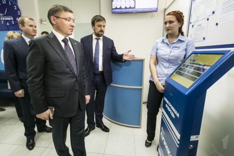 Владимир Якушев посетил Центр обслуживания клиентов  ПАО «СУЭНКО» и подал заявку на технологическое присоединение