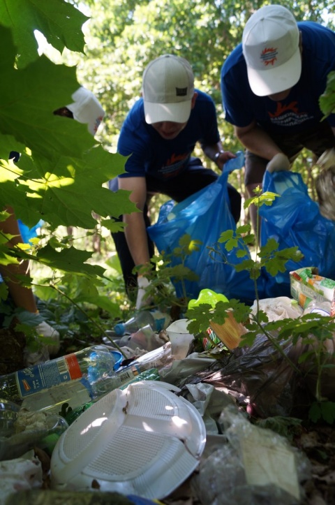 Молодые активисты ООО «БГК» очистили территорию памятника природы от мусора