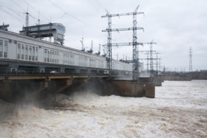 Камская ГЭС начала холостой сброс воды