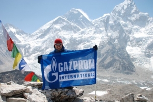 Флаг Gazprom International установлен в Гималаях