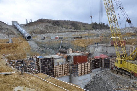 На строящейся Зарагижской ГЭС начали испытания напорного бассейна