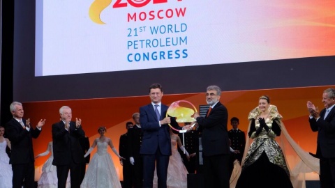 Александр Новак передал символ Мирового нефтяного конгресса Турции