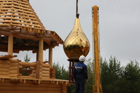 В Ноябрьске освятили купола для храма-часовни Центра духовно-нравственного развития, возводимого на средства газовиков
