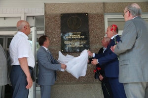 В Оренбургской области установлена мемориальная доска Рему Вяхиреву