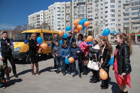 РусГидро подарило детскому дому микроавтобус