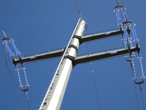 ФСК ЕЭС оснащает линии электропередачи Калужской области новейшими опорами
