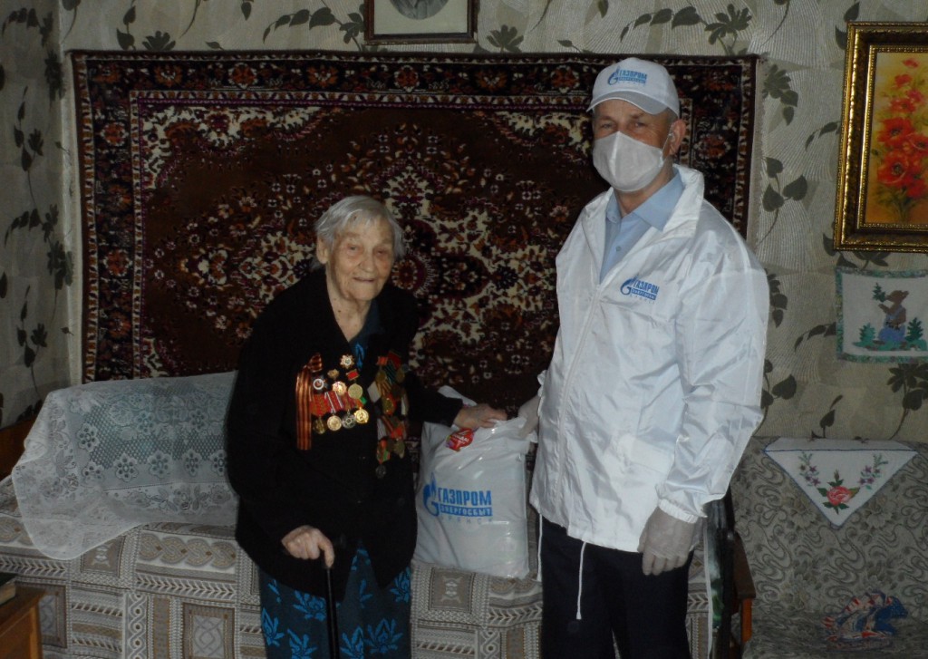 Сотрудники «Газпром энергосбыт Брянск» вручили ветеранам подарки ко Дню Победы